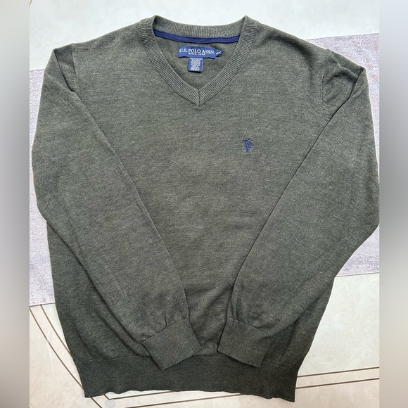 Men’s U.S Polo Assn V-neck Sweater - Picture 4 of 14